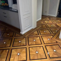 Parquet massif en teck, panneaux carrés géométriques, incrustations claires au centre, grain doré chaud, pour projets résidentiels