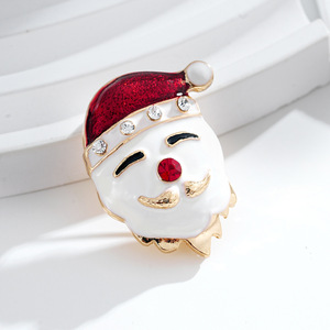 Broche avec motif <span class=keywords><strong>visage</strong></span> <span class=keywords><strong>de</strong></span> Père Noël mignon, chapeau <span class=keywords><strong>de</strong></span> Père Noël rouge à paillettes, détails en <span class=keywords><strong>strass</strong></span> transparents et cristaux rouges, bordure dorée - Product Image 1