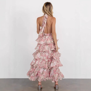 Vestido de mujer con estampado floral, cuello en V, tirantes finos, cintura imperio y capas múltiples para celebraciones festivas y uso casual. - Product Image 3