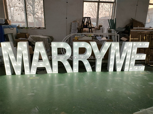 Insegna LED Decorativa NIKA per Proposta di Matrimonio, Alta 1,2 Metri, con Scritta 'Marry Me' in Mosaico - Product Image 2