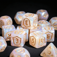 Dés de jeu brillants bicolores à coins arrondis, dés en résine D6 multicolores avec logo personnalisé à points