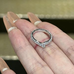 Bague en argent pur S925 en forme de V avec diamant plein cercle, polyvalente, haut de gamme, avec queue en ruban et pierres de zircon empilées - Product Image 2