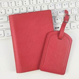 Porta Pasaportes de Cuero PU con Logotipo Personalizado, Ranuras para Múltiples Tarjetas, Inserto para Bolígrafo y Borde Aceitado, Juego de Etiquetas para Equipaje - Product Image 3