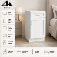 Armoire de rangement autoportante blanche avec tiroir, poignées métalliques et socle inférieur pour salle de bain, chambre et maison
