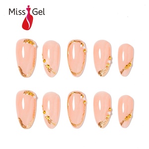 Uñas Acrílicas Cortas Almendradas Hechas a Mano <span class=keywords><strong>con</strong></span> Detalles Metálicos Dorados, Uñas Postizas de Lujo al por Mayor, 32 Piezas - Product Image 1