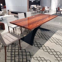 Table à manger rectangulaire de style italien moderne avec plateau en bois et pieds en métal noir, 8 places, pour appartement et hôtel