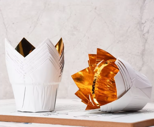 Support à cupcakes jetable en papier de qualité alimentaire, résistant à l'huile, aux hautes températures et à l'eau, motif tulipe flamme or et argent - Product Image 1