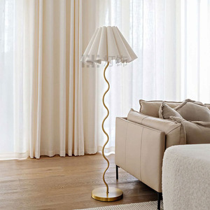 Lámpara de mesa minimalista nórdica creativa, base flexible E27 LED 36V para decoración de dormitorio y habitación infantil - Product Image 4