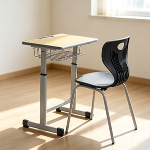 Tables et chaises réglables en bois pour enfants de maternelle et d'école primaire - Product Image 1
