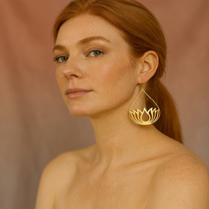 Boucles d'oreilles unisexe en laiton style bohème avec breloque fleur dorée, bijou tendance pour soirée - Product Image 2