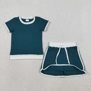 ชุดแม่ลูกขายส่ง ชุดกระโปรงเทนนิสสีเขียวเข้ม เสื้อยืดแขนสั้นสีตัดกับกระโปรง - Product Image 3