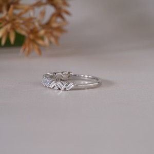 Elegante Anillo de Plata con Cristales Baguette y Corte Redondo para Mujer, Joyería Minimalista para Boda, Aniversario o Compromiso - Product Image 6