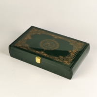 Boîte à chocolat en bois finition piano brillant avec date, fermeture à charnière dorée, doublure en velours, logo personnalisé pour l'Aïd Ramadan, emballage cadeau de luxe pour douceurs