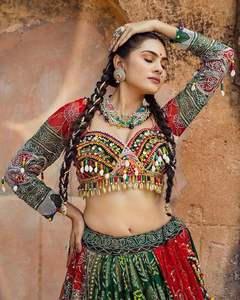 Completamente personalizado bordado atractivo desgaste del Partido de seda Lehenga Choli tiene un ajuste regular y está hecho de telas de alta calidad - Product Image 3