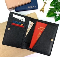 Elegante y Moderno Porta Pasaportes Corto de Piel Sintética con Bloqueo RFID para Pasaportes del Reino Unido y Británicos, con Múltiples Compartimentos para Tarjetas, Forro de Satén, Unisex
