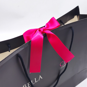 Sac en papier noir écologique de luxe pour le shopping, artisanal, imprimé avec un ruban, poignée torsadée pour les vêtements, les chaussures, lamination mate - Product Image 6