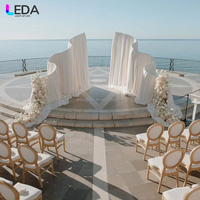 LEDA Nouvelle Arrivée Arche de Mariage Moderne en Métal Blanc à Hauteur Réglable avec Cadre Ondulé en Tissu Forme S Tailles/Couleurs Personnalisables