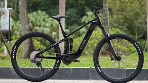 Vélo de montagne électrique TWITTER EM19 en fibre de carbone à suspension intégrale, moteur central Bafang M820, batterie lithium 48V 15Ah - Product Image 4