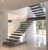 Escalier flottant intérieur en bois avec contremarche invisible murale et balustrade en verre