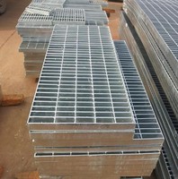 Marches d'escalier en acier ondulé composite extérieur avec revêtement en caoutchouc transparent de 40 mm pour villas et hôtels - Allée durable et écologique