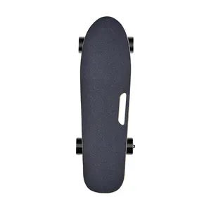 Anggaran terbaik 4 kecepatan model 8kmh panjang 300W hub motor range skateboard listrik