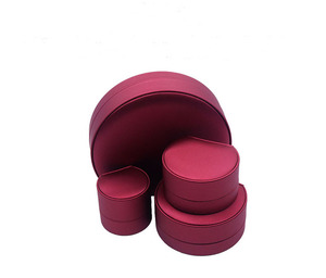 Caja de joyería de plástico redonda y moderna para anillos, colgantes y brazaletes, envuelta en cuero PU, disponible en stock. - Product Image 2