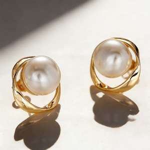 Orecchini a perno dorati E4850 con perle d'acqua dolce incastonate a castone, design geometrico per l'uso quotidiano da donna - Product Image 4