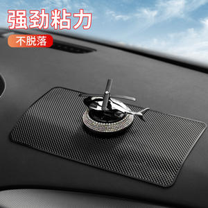 Tapis antidérapant pour voiture Yiju, tapis de tableau de bord en silicone avec porte-parfum, forme carrée, résistant aux hautes températures, pour téléphone et - Product Image 1