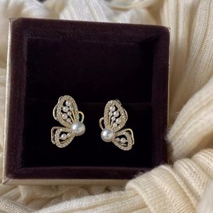 Boucles <span class=keywords><strong>d</strong></span>'oreilles pour femmes, <span class=keywords><strong>histoire</strong></span> <span class=keywords><strong>d</strong></span>'amour, papillon creux doux, perle plaquée <span class=keywords><strong>or</strong></span>, alliage, nouvelle tendance pour anniversaire, fête - Product Image 2