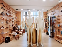 Cintres en bois noir pour vêtements, vente en gros, sur mesure, en bois massif, pour manteaux et pantalons, support de rangement pour vêtements