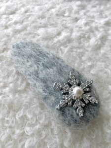 Barrettes élégantes pour femmes avec décorations en strass, flocons de neige et perles, style Noël, en feutre - Product Image 3