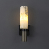 Lampe murale de luxe moderne en albâtre naturel espagnol, design créatif en laiton, idéale pour couloir d'hôtel, allée de villa et applications résidentielles.