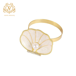 Haute qualité strass brillant <span class=keywords><strong>or</strong></span> boucles <span class=keywords><strong>de</strong></span> serviette lumière luxe coquille <span class=keywords><strong>perle</strong></span> ronds <span class=keywords><strong>de</strong></span> serviette pour la fête <span class=keywords><strong>de</strong></span> mariage hôtel Table décor - Product Image 5