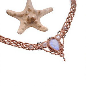 Collar de macramé color melocotón con colgante de piedra lunar, joyería boho hecha a mano, venta al por mayor - Product Image 1