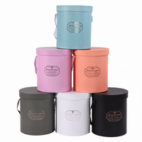 Boîte cylindrique ronde noire de luxe avec poignée, logo personnalisé en feuille d'or, boîte cadeau rigide en papier pour rose fraîche ou préservée