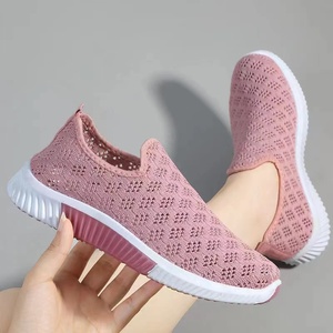 Chaussures de course pour femmes en maille respirante, légères, amortissantes, à enfiler, antidérapantes, décontractées, en tissu, à semelle souple, ajourées, basses et plates - Product Image 2