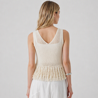 Débardeur en tricot ajouré/crochet pour femme avec franges pour les vacances à la plage. Gilet ajouré tissé à franges.