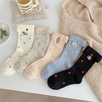 Chaussettes brodées mignonnes pour femmes avec des bords à volants, chaussettes mi-mollet pour femmes avec des motifs de lévriers et de papillons