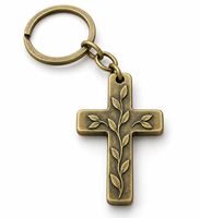 Porte-clés personnalisé en métal durable avec pendentif croix ornée en relief, logo personnalisé, vente en gros, cadeau souvenir, fabricant OEM ODM en gros