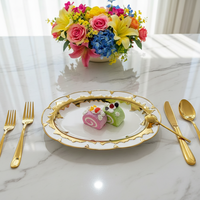 Assiette en céramique de luxe moderne peinte à la main avec incrustations or et rouge pour la restauration et le service en hôtels