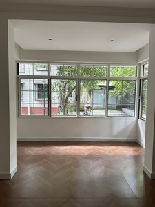 Ventana Corredera Moderna de Aluminio con Doble Acristalamiento, Apertura Horizontal y Malla de Acero Inoxidable para Dormitorio o Sala de Estar - Product Image 1