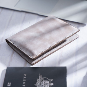 Custodia Porta Passaporto in Vera <span class=keywords><strong>Pelle</strong></span> Pieno Fiore Stile Vintage con Logo e Colore Personalizzati - Product Image 4