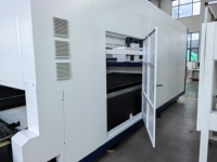 Machine de découpe laser à fibre à double table fermée avec rail de guidage HIWIN et source laser MAX RAYCUS pour la fabrication industrielle