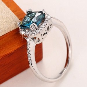 Anello da Donna Stile Vintage Reale con Tanzanite Quadrata Blu e Zirconia Cubica, Gioiello alla Moda - Product Image 3