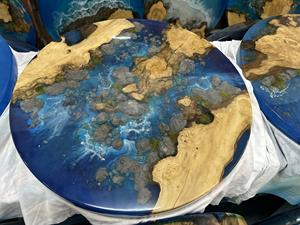 โต๊ะไม้เรซิ่นอีพ็อกซี่สีน้ำเงินเข้มทรงกลมแบบสั่งทำพิเศษสำหรับโรงแรมระดับไฮเอนด์ โต๊ะข้างธีมมหาสมุทรตกแต่งด้วยมอสและทราย - Product Image 4