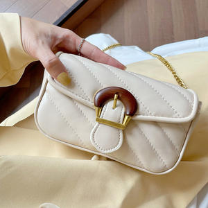 Mini bolso cruzado color blanco roto de 7 pulgadas con diseño acolchado, hebilla magnética y correa de cadena, bolso de hombro para mujer - Product Image 1