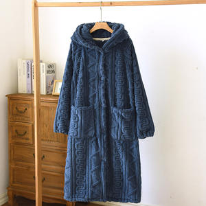 Camisón de felpa grueso de invierno para parejas, albornoces con capucha suaves y cálidos, fabricante al por mayor - Product Image 1