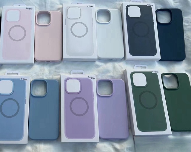 Real Liquid Silicone Magnetic Phone Case With Animation Packaging Box for iphone 15 Pro Max