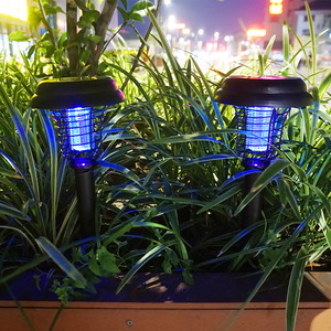 Lámpara solar antimosquitos para exteriores, resistente a la lluvia, con luz LED púrpura para jardín y césped. - Product Image 4