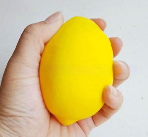 Balle anti-stress amusante en forme de citron - Jouet à presser en mousse PU souple, idéal pour les fêtes et la relaxation - Product Image 3